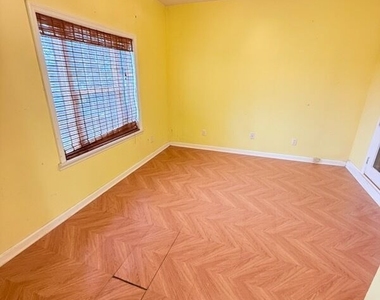 606 Marcus Street - Photo Thumbnail 2