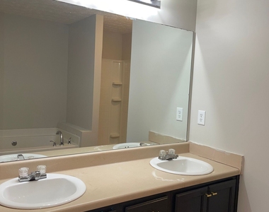 8262 Parkwood Place - Photo Thumbnail 7