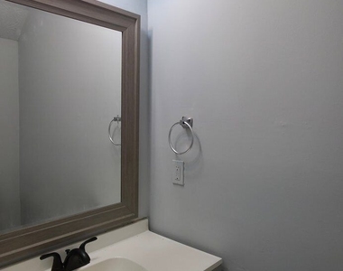 1104 Booth Court Sw - Photo Thumbnail 3