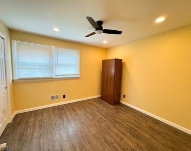 137 Centerton Dr - Photo Thumbnail 7