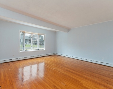 24 Morris Ave - Photo Thumbnail 7