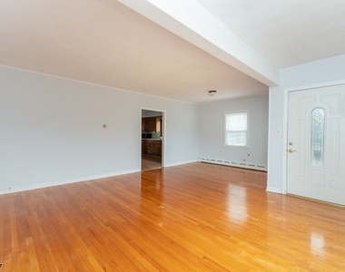 24 Morris Ave - Photo Thumbnail 9
