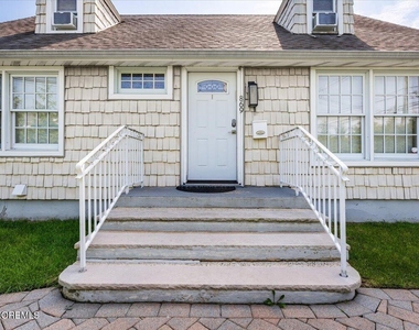 869 Norwood Avenue - Photo Thumbnail 3