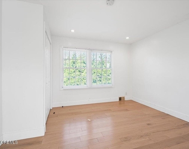 869 Norwood Avenue - Photo Thumbnail 14