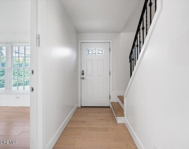 869 Norwood Avenue - Photo Thumbnail 5
