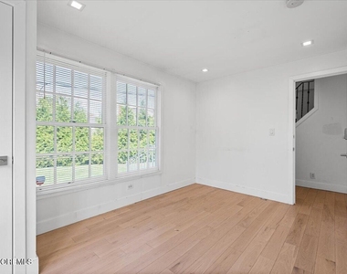 869 Norwood Avenue - Photo Thumbnail 7