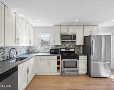 869 Norwood Avenue - Photo Thumbnail 12