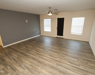 322 E Bobcat Place - Photo Thumbnail 9