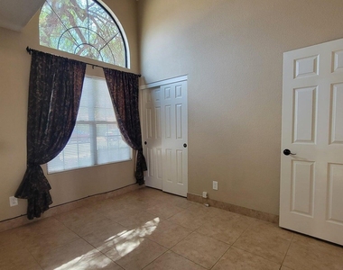1838 E Secretariat Drive - Photo Thumbnail 12