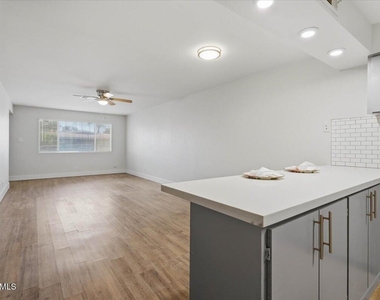 8444 E Coronado Road - Photo Thumbnail 10