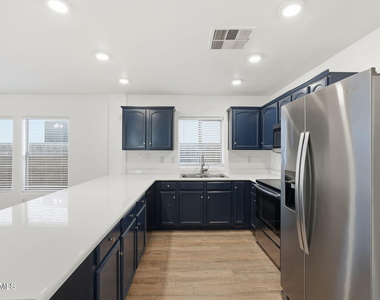 45542 W Guilder Avenue - Photo Thumbnail 5