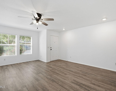 45542 W Guilder Avenue - Photo Thumbnail 9