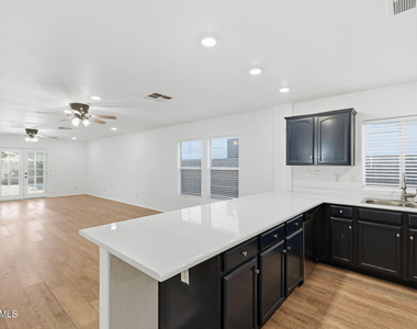 45542 W Guilder Avenue - Photo Thumbnail 3