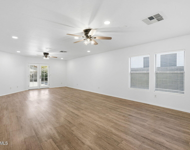 45542 W Guilder Avenue - Photo Thumbnail 7