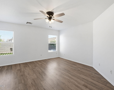 45542 W Guilder Avenue - Photo Thumbnail 10