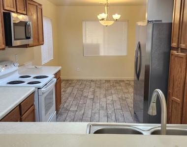 10126 N 116th Lane - Photo Thumbnail 5