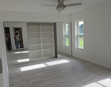 5385 Lakefront Boulevard - Photo Thumbnail 12