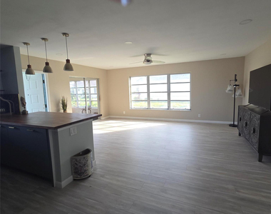 5385 Lakefront Boulevard - Photo Thumbnail 10