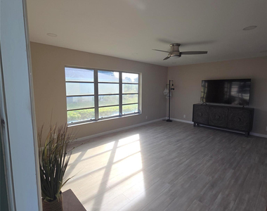 5385 Lakefront Boulevard - Photo Thumbnail 8