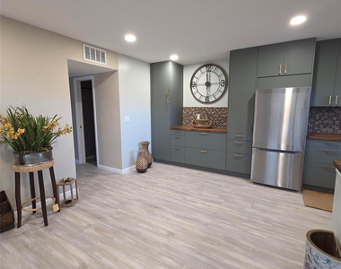 5385 Lakefront Boulevard - Photo Thumbnail 6