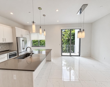 1851 Nw 40th Drive - Photo Thumbnail 4