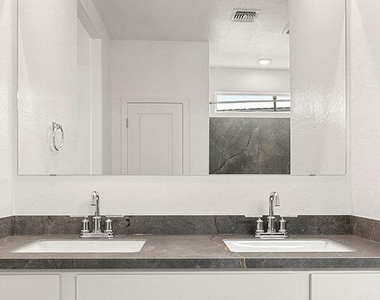 25200 N 151st Drive - Photo Thumbnail 6