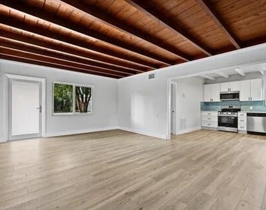 4610 Sunset Boulevard - Photo Thumbnail 6