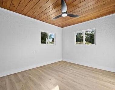 4610 Sunset Boulevard - Photo Thumbnail 10