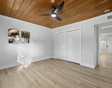 4610 Sunset Boulevard - Photo Thumbnail 12