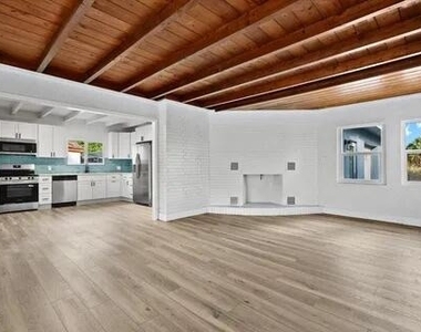 4610 Sunset Boulevard - Photo Thumbnail 5