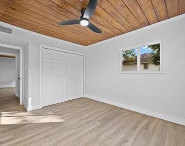 4610 Sunset Boulevard - Photo Thumbnail 16