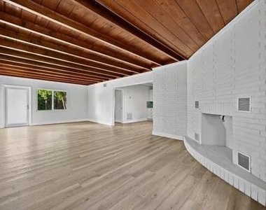 4610 Sunset Boulevard - Photo Thumbnail 4