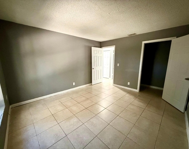 812 5th Street - Photo Thumbnail 5