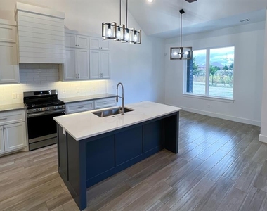 621 E Barajas Terrace - Photo Thumbnail 12