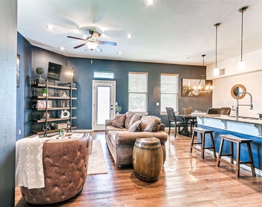 589 S Fretz Avenue - Photo Thumbnail 10