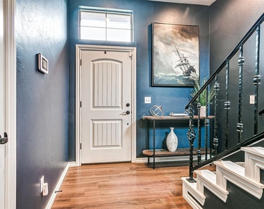 589 S Fretz Avenue - Photo Thumbnail 7