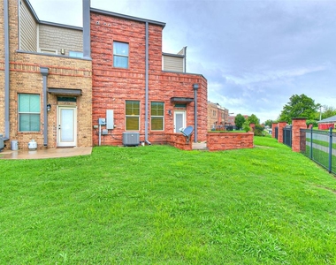 589 S Fretz Avenue - Photo Thumbnail 4