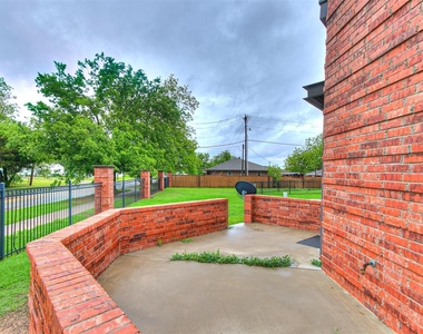 589 S Fretz Avenue - Photo Thumbnail 2