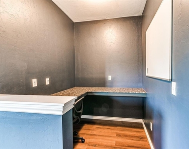 589 S Fretz Avenue - Photo Thumbnail 25