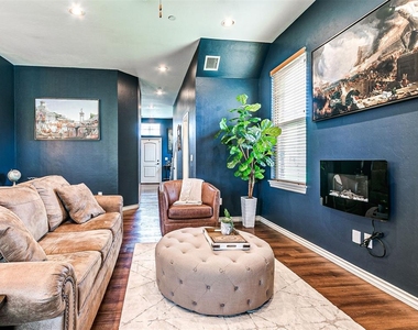 589 S Fretz Avenue - Photo Thumbnail 11
