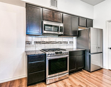 589 S Fretz Avenue - Photo Thumbnail 16