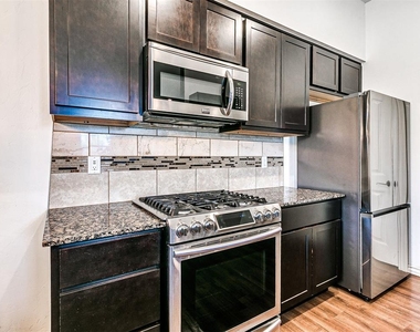 589 S Fretz Avenue - Photo Thumbnail 18