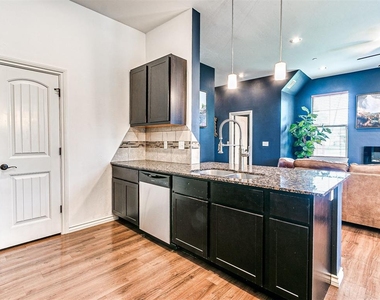 589 S Fretz Avenue - Photo Thumbnail 20
