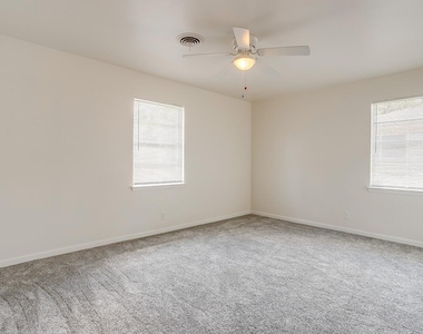 128 Se Robert Street - Photo Thumbnail 4