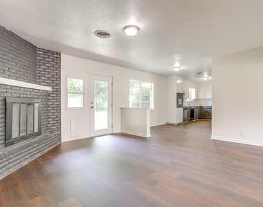 128 Se Robert Street - Photo Thumbnail 15