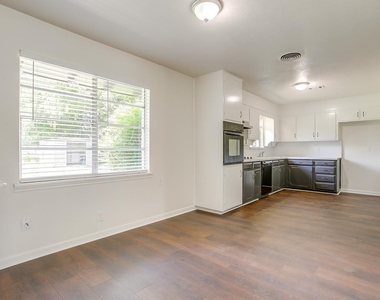 128 Se Robert Street - Photo Thumbnail 14