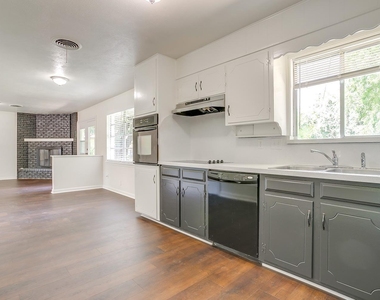 128 Se Robert Street - Photo Thumbnail 12