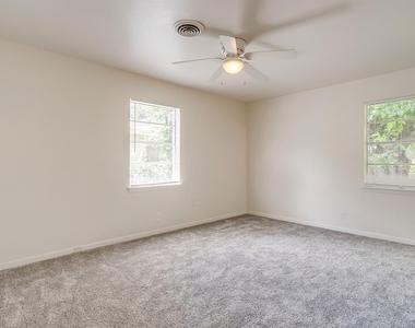 128 Se Robert Street - Photo Thumbnail 7