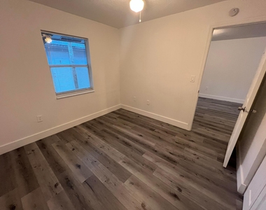 242 Nw 14th Street - Photo Thumbnail 8