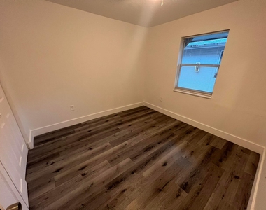 242 Nw 14th Street - Photo Thumbnail 7